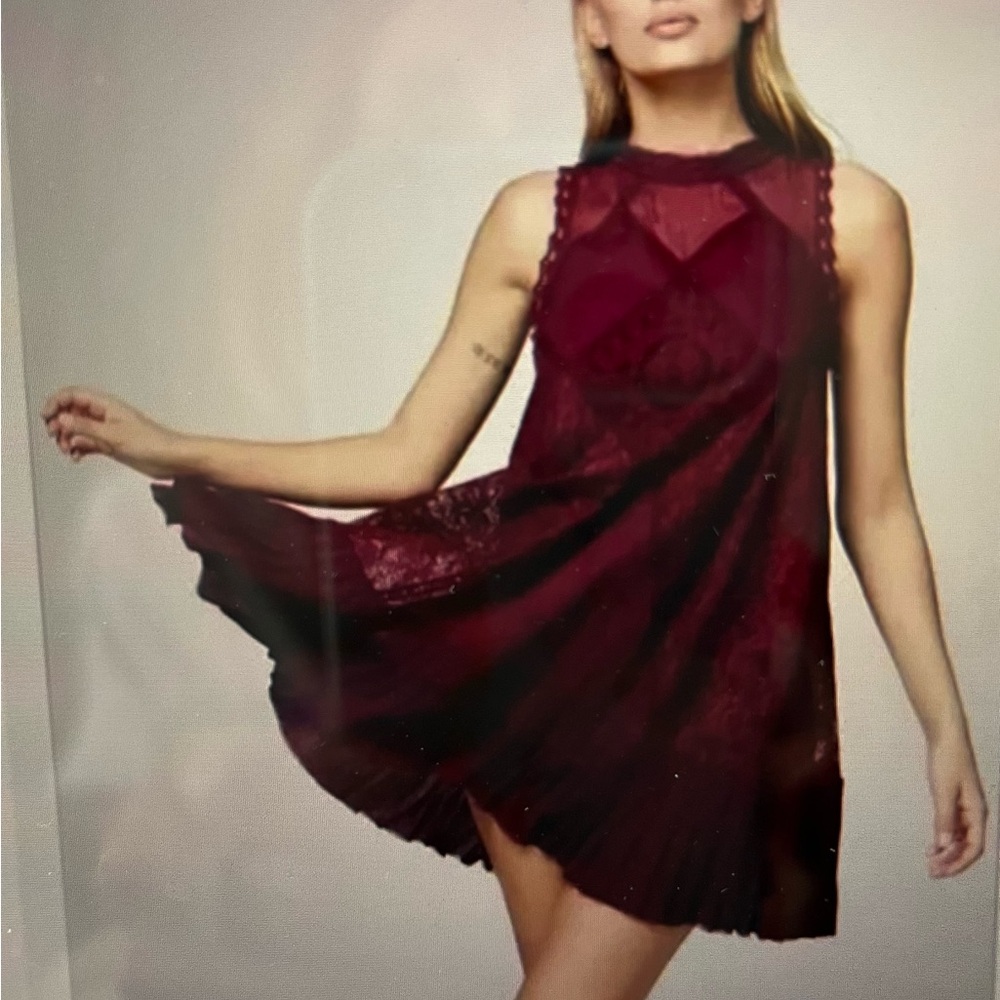 FREE PEOPLE BURGUNDY DRESS/ SIZE M/M /100 % COTTON WITH PEEK A BOO BACK